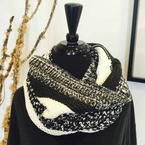 NEW GAP Infinity Scarf Black and White Knit - Picture 2 of 4